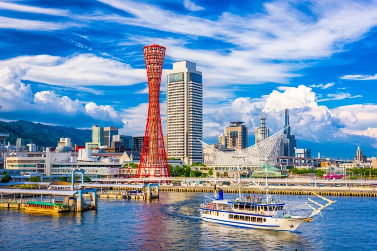 Panoramablick auf Kobe, Japan Skyline am Hafen und Turm.