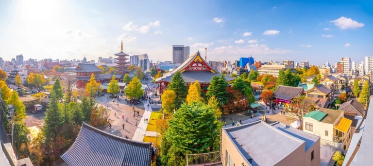 Blick auf Tempel und die Skyline der Stadt Tokio im Bezirk Asakusa, Japan