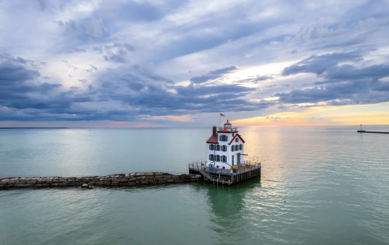 Lorain Hafen Leuchtturm in der Mitte des Sees Erie, während der Dämmerung.