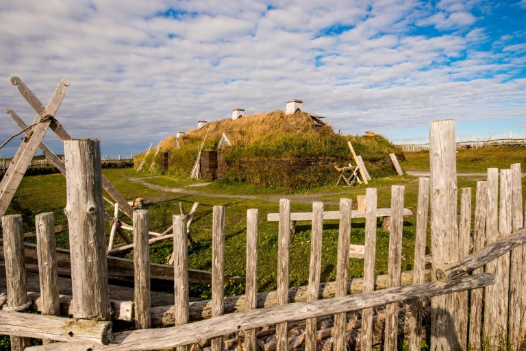 Kanada neufundland lanse aux meadows wikingersiedlung haus danita delimont shutterstock 2215646825