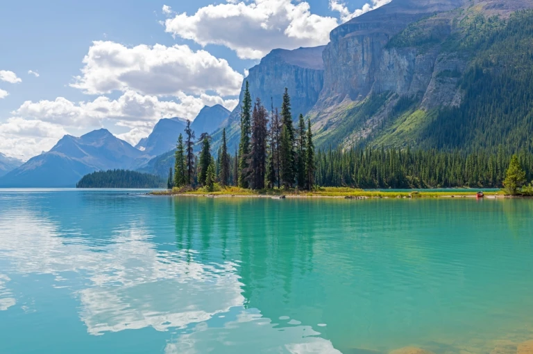 Kanada shutterstock 2711269801