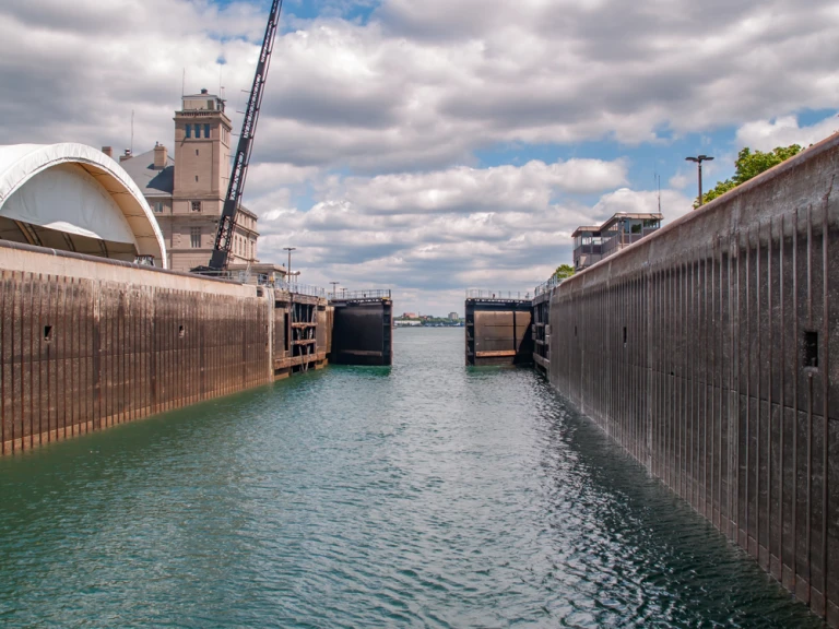 Soo Locks in der oberen Halbinsel von Michigan aus einem Boot gesehen
