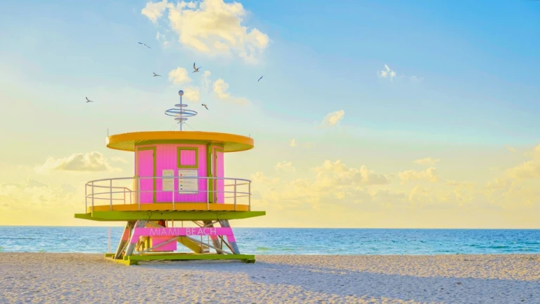 Lifeguard Hütte am Strand in Miami Florida, bunter Hütte am Strand bei Sonnenaufgang Miami South Beach. Sonniger Tag am Strand