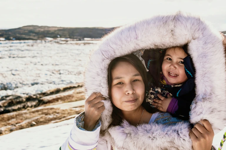 Inuit mutter mit kind nunavut