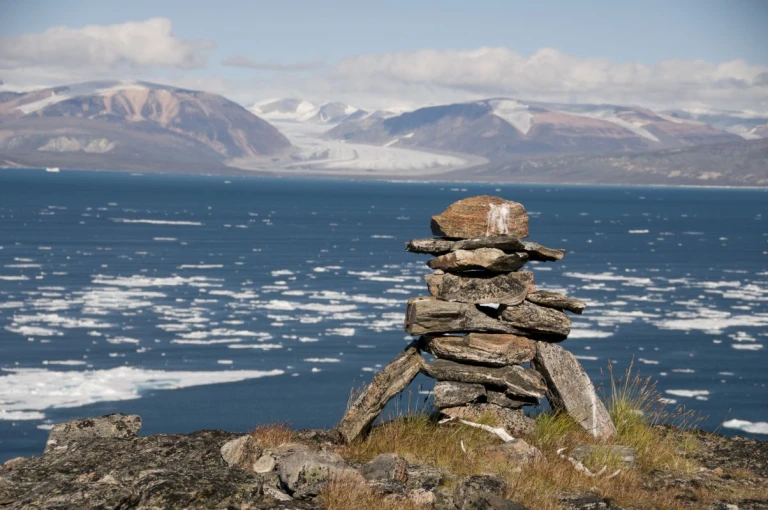 Sie sehen einen typischen Inukshuk in der Nordwestpassage mit Blick auf die Bucht