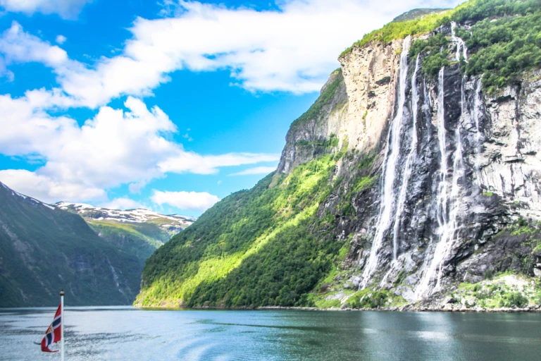 Atemberaubender Panoramablick auf den Geirangerfjord vom Flydalsjuvet aus. Eine der 10 beliebtesten Sehenswürdigkeiten Norwegens. Sommerurlaub in Skandinavien