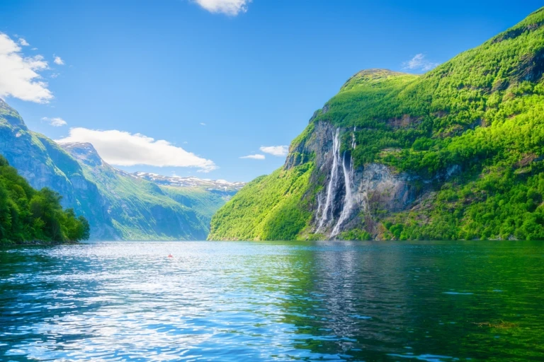 Seven Sisters Waterfall, Geiranger Fjord, Norwegen. Natur in Fjorden. Panoramablick. Reisen auf einem norwegischen Fjord. Skandinavien. Urlaub und Reisen im Sommer Norwegen.