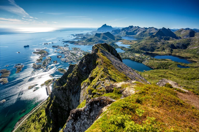 Vogelblick auf die Stadt Svolvaer.