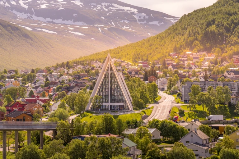Die Arktische Kathedrale in Tromsø, Norwegen, bei Mitternachtssonne im Juni.