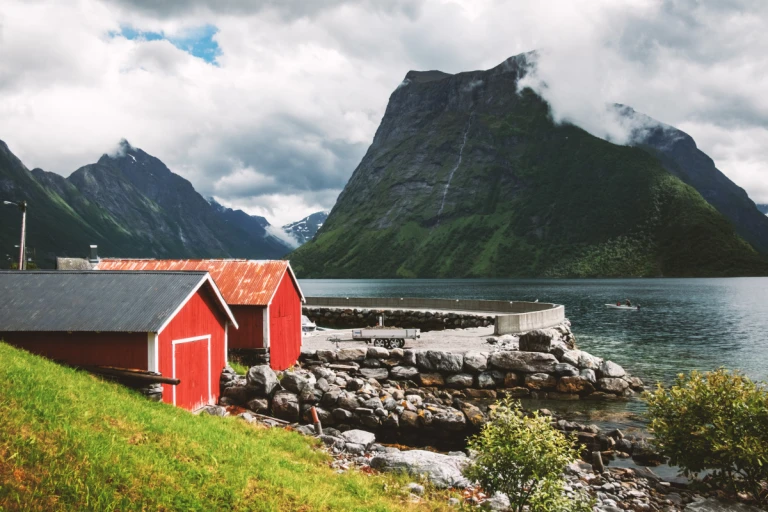 Urke shutterstock 1623921178