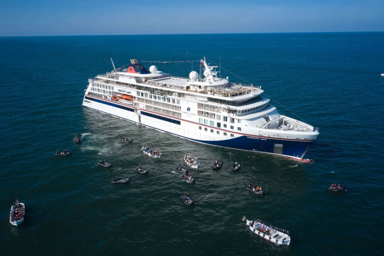 In den schiffseigenen zodiacs umkreisen die gaeste die hanseatic spirit zusammen mit einwohnern und inselbesuchern  c hapag lloyd cruises 