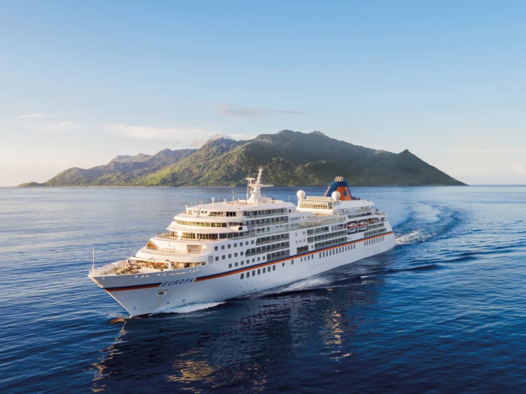 MS EUROPA Schiff von Hapag-Lloyd Cruises vor einer Insel