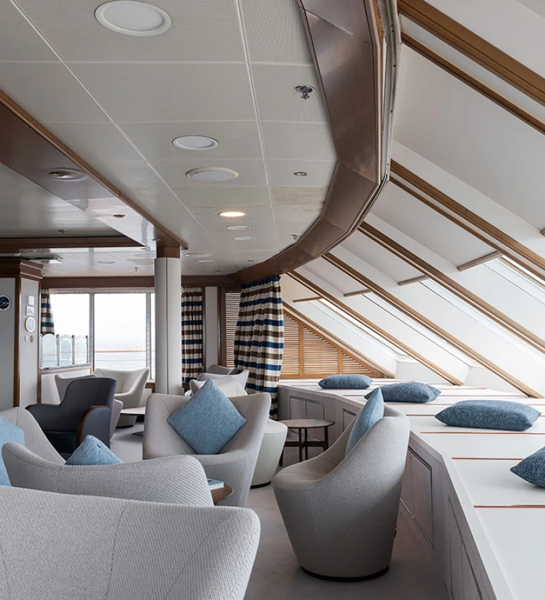 Observation lounge discoverer