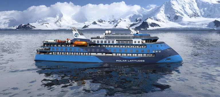 Sie sehen die Ocean Albatros von Polar Latitudes Expeditions in der Antarktis mit den verschneiten Bergen im Hintergrund