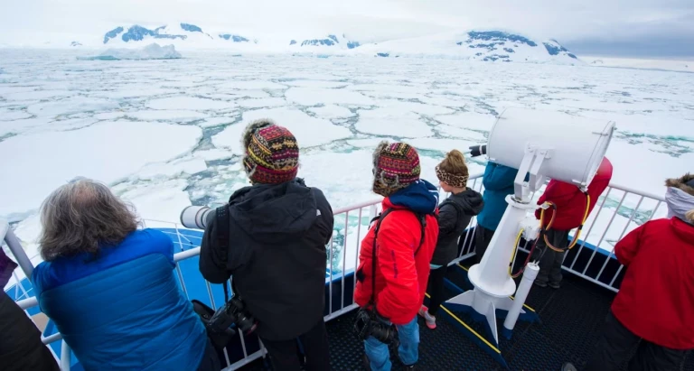 Gäste auf Panoramadeck des Expeditionsschiffs Ocean Nova