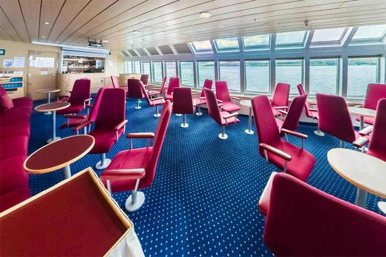 Bar mit Glasfront auf Expeditionsschiff Ocean Nova