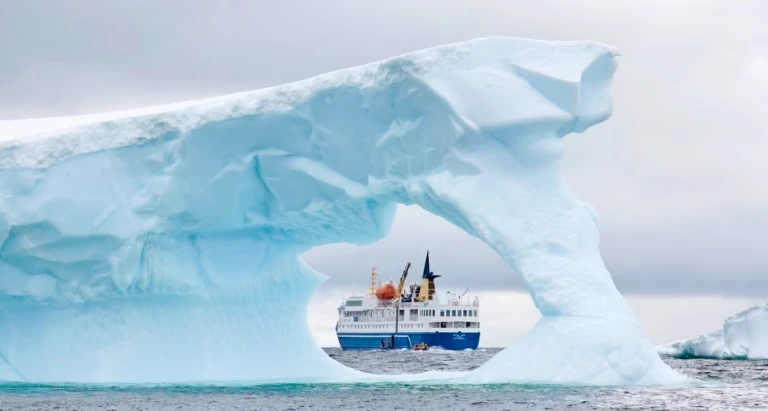 Expeditionsschiff Ocean Nova durch Eisberghöhle fotografiert