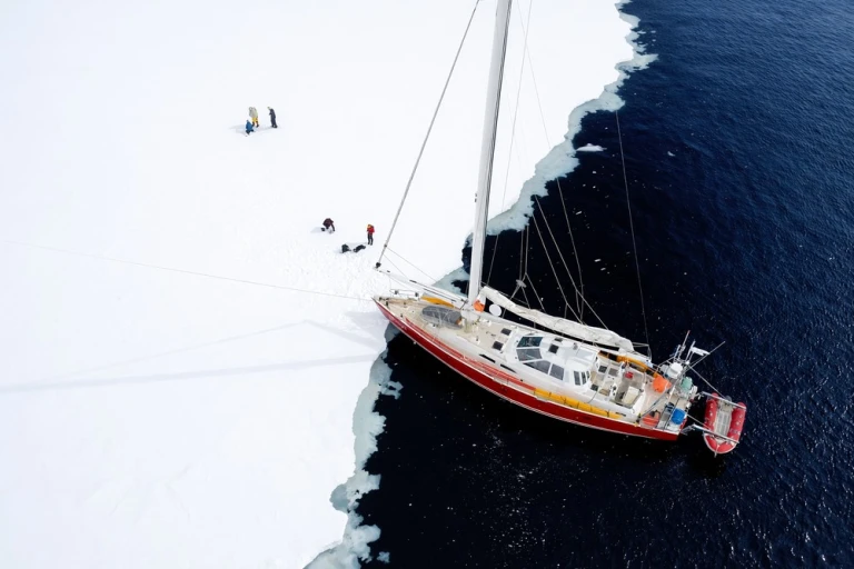 Segelschiff Icebird Anlandung auf arktisches Eis