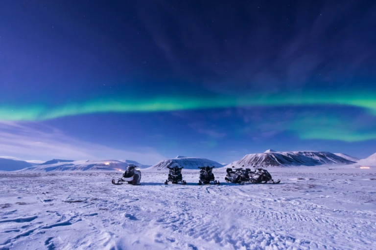 Snowmobil svalbard nordlicht
