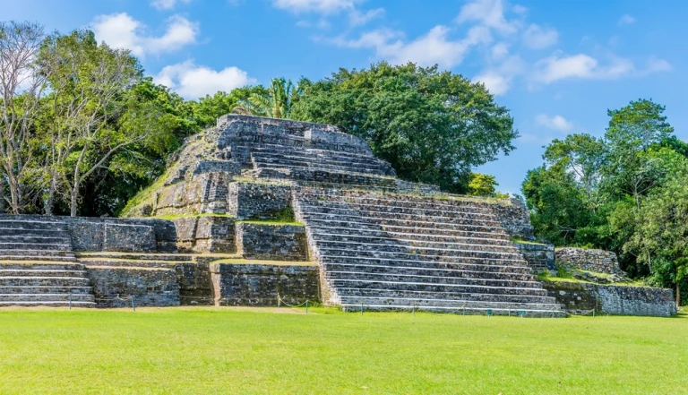 Ein Blick auf die Rückseite des ersten Platzes in den alten Maya-Ruinen von Altun Ha in Belize an einem sonnigen Tag