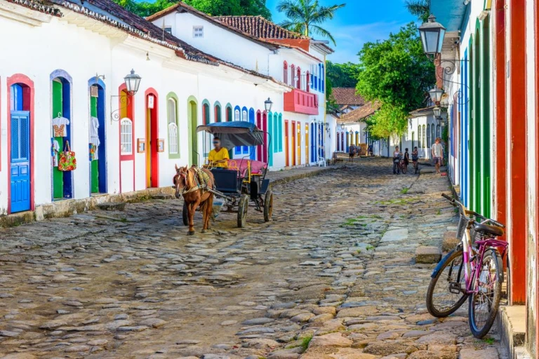 Straße des historischen Zentrums in Paraty, Rio de Janeiro, Brasilien. Paraty ist eine erhaltene portugiesische Kolonialstadt und brasilianische Kaisergemeinde. Stadtbild von Paraty