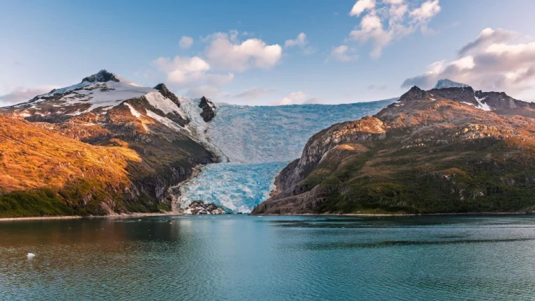 Straße von Magellan Glacier Atemberaubendes Licht trifft Berge Blick von Kreuzfahrtschiff