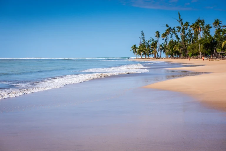 Rio Grande, Puerto Rico - Mehr als eine Meile lang und schattig mit Kokospalmen, ist Luquillo Strand ein schöner Ort zum Sonnenbaden